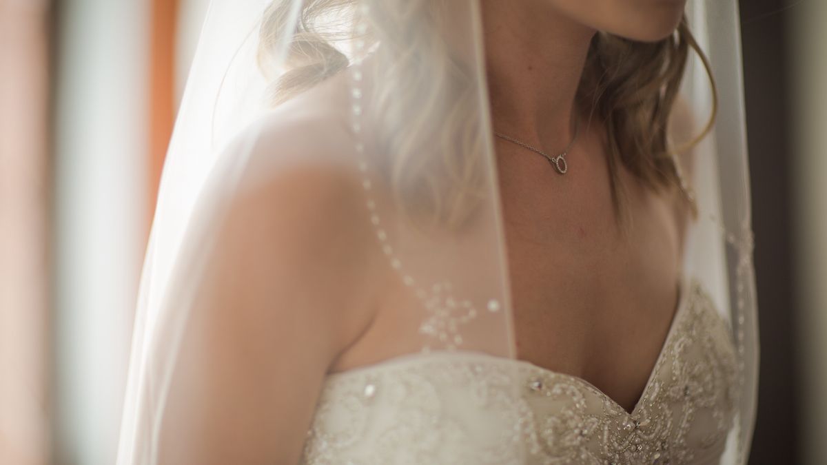 Panna młoda zatrzymana na lotnisku. Nie mogła uwierzyć, co ją czeka