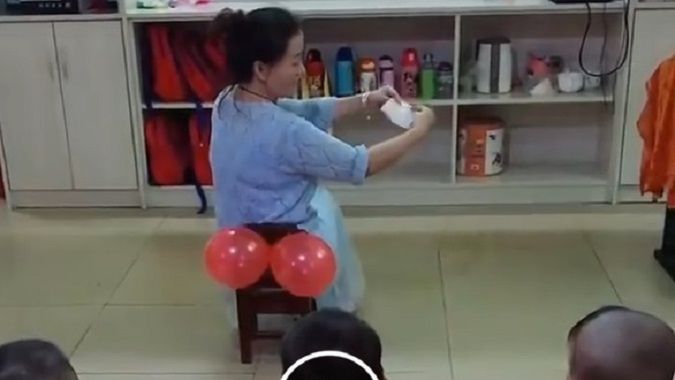 Oryginalny pomysł nauczycielki na naukę wycierania pupy.