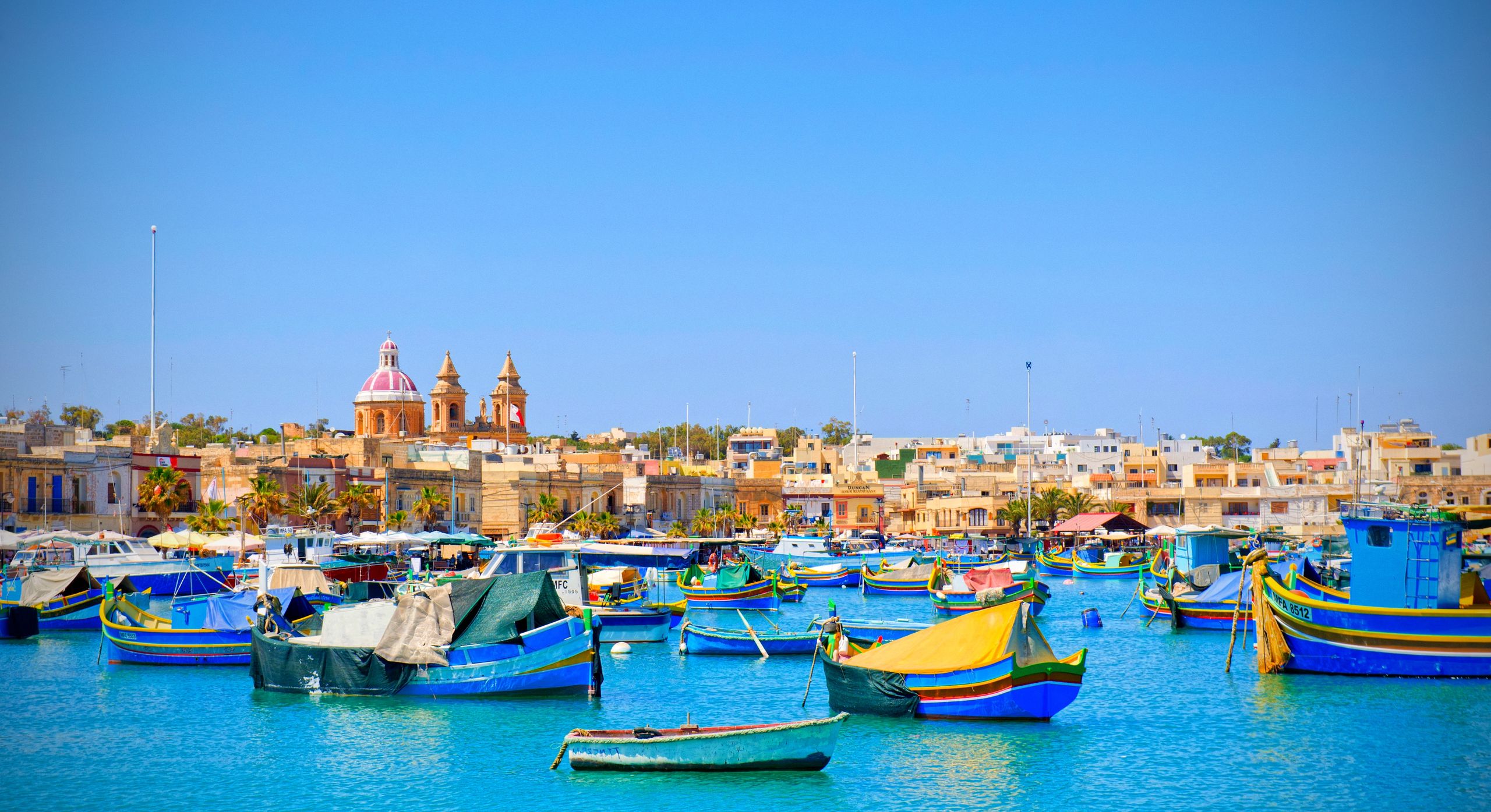 Luzzu – tradycyjne łódki maltańskie w Marsaxlokk 