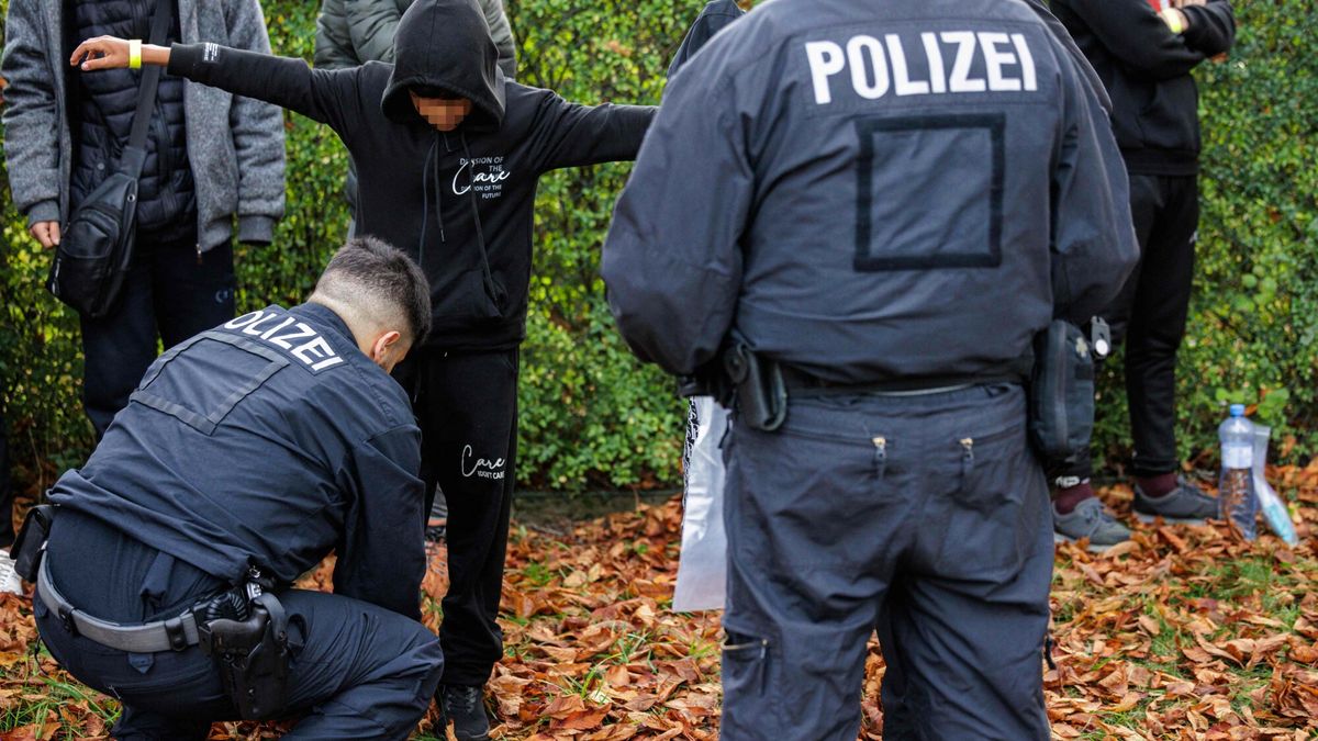 Niemiecki patrol kontroluje migrantów na granicy z Polską