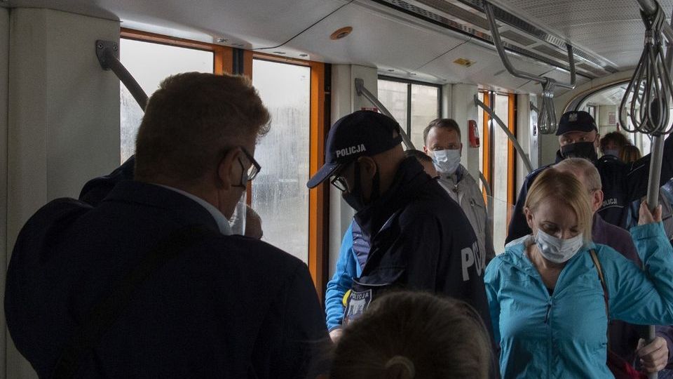 Policja ciągle aktywnie sprawdza liczbę pasażerów, niezależnie od województwa.