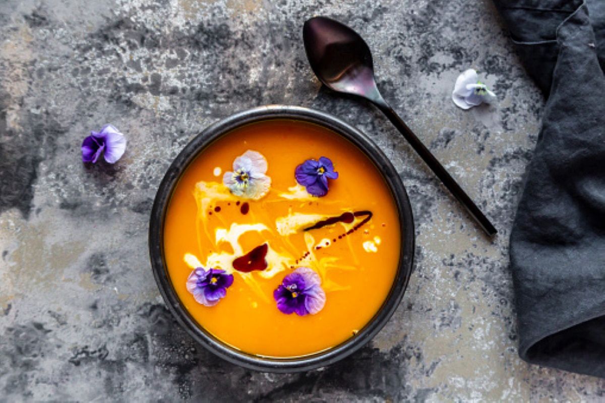 Przepis na zupę kwiatową. Twoi goście będą pod ogromnym wrażeniem