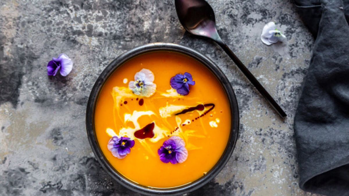 Mimo że nazwa tej potrawy brzmi nieco "egzotycznie", w rzeczywistości zupa z kwiatów to proste w wykonaniu danie