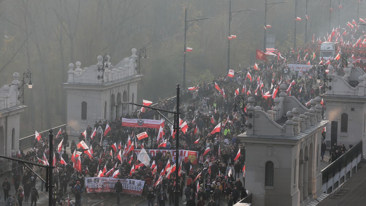 Warszawa, 11.11.2021. Uczestnicy Marszu Niepodległości, 11 bm. w Warszawie. Marsz pod hasłem �Niepodległość nie na sprzedaż� przechodzi ulicami Warszawy w kierunku Stadionu Narodowego. Trwają obchody Święta Niepodległości. (kf) PAP/Paweł Supernak