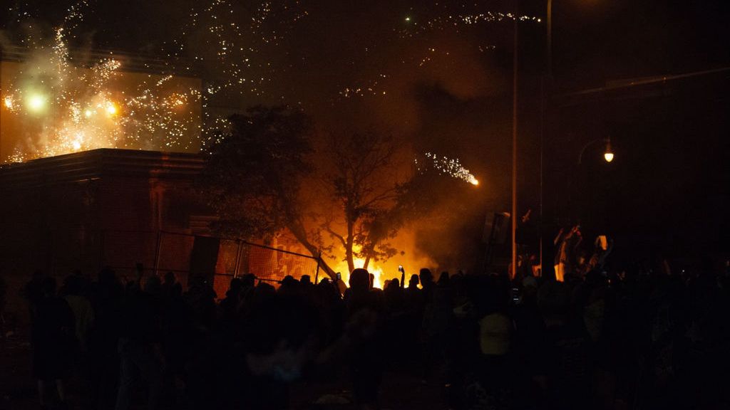 USA. Kolejna niespokojna noc w Minneapolis. Protestujący podpalili posterunek policji