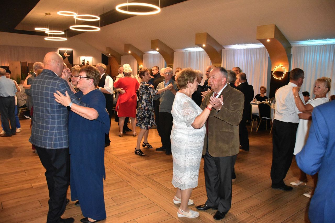 Malbork: Emeryci świętowali Dzień Seniora. Spotkali się na wieczorku tanecznym