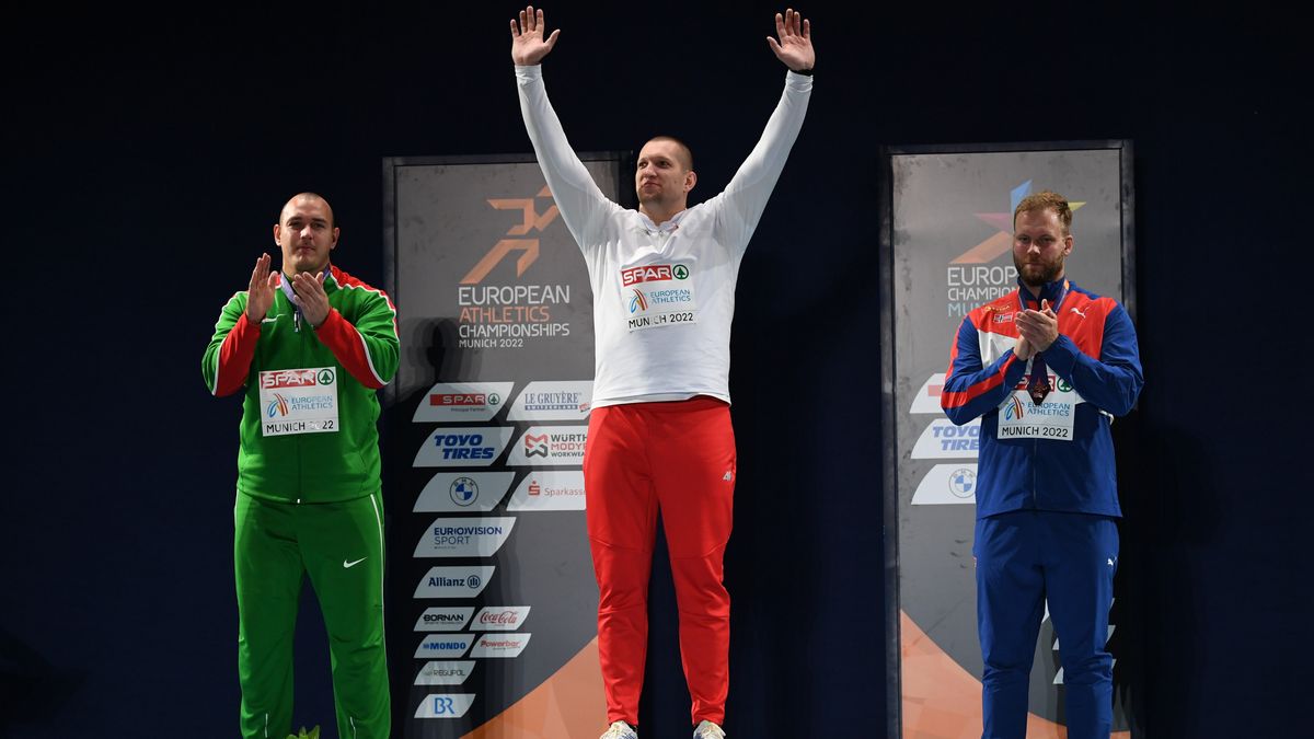 Monachium, Niemcy, 18.08.2022. Młociarze podczas dekoracji, 18 bm. Polak Wojciech Nowicki (C) wygrał konkurs rzutu młotem w lekkoatletycznych mistrzostwach Europy w Monachium. Srebrny medal zdobył Węgier Bence Halasz (L), a po brąz sięgnął Norweg Eivind Henriksen (P). (gj) PAP/Adam Warżawa