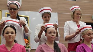 Mamy nowe pielęgniarki i położne! Wzruszające czepkowanie na Uniwersytecie Jana Kochanowskiego w Kielcach. Jakie plany mają absolwenci?
