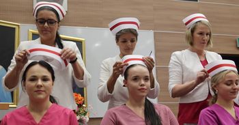 Mamy nowe pielęgniarki i położne! Wzruszające czepkowanie na Uniwersytecie Jana Kochanowskiego w Kielcach. Jakie plany mają absolwenci?