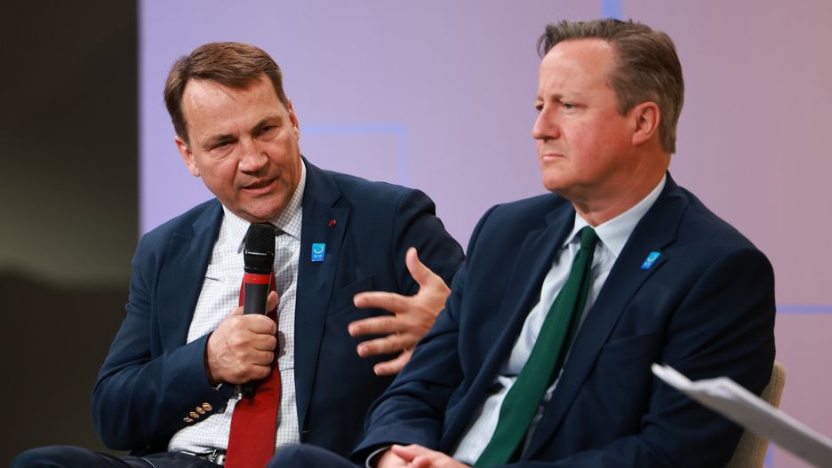 Ukraine Recovery Conference 2024 in Berlin
epa11403458 Poland's Foreign Minister Radoslaw Sikorski (L) gestures while speaking next to Britain's Foreign Secretary David Cameron (R) during a panel discussion within the Ukraine Recovery Conference 2024 in Berlin, Germany, 11 June 2024. The Ukraine Recovery Conference 2024 takes place in Berlin from 11 to 12 June 2024, under the slogan 'United in defense. United in recovery. Stronger together.'  EPA/CLEMENS BILAN 
Dostawca: PAP/EPA.
CLEMENS BILAN