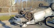 Wjechał w auto i dachował na Mokotowie. Sprawca uciekł pieszo