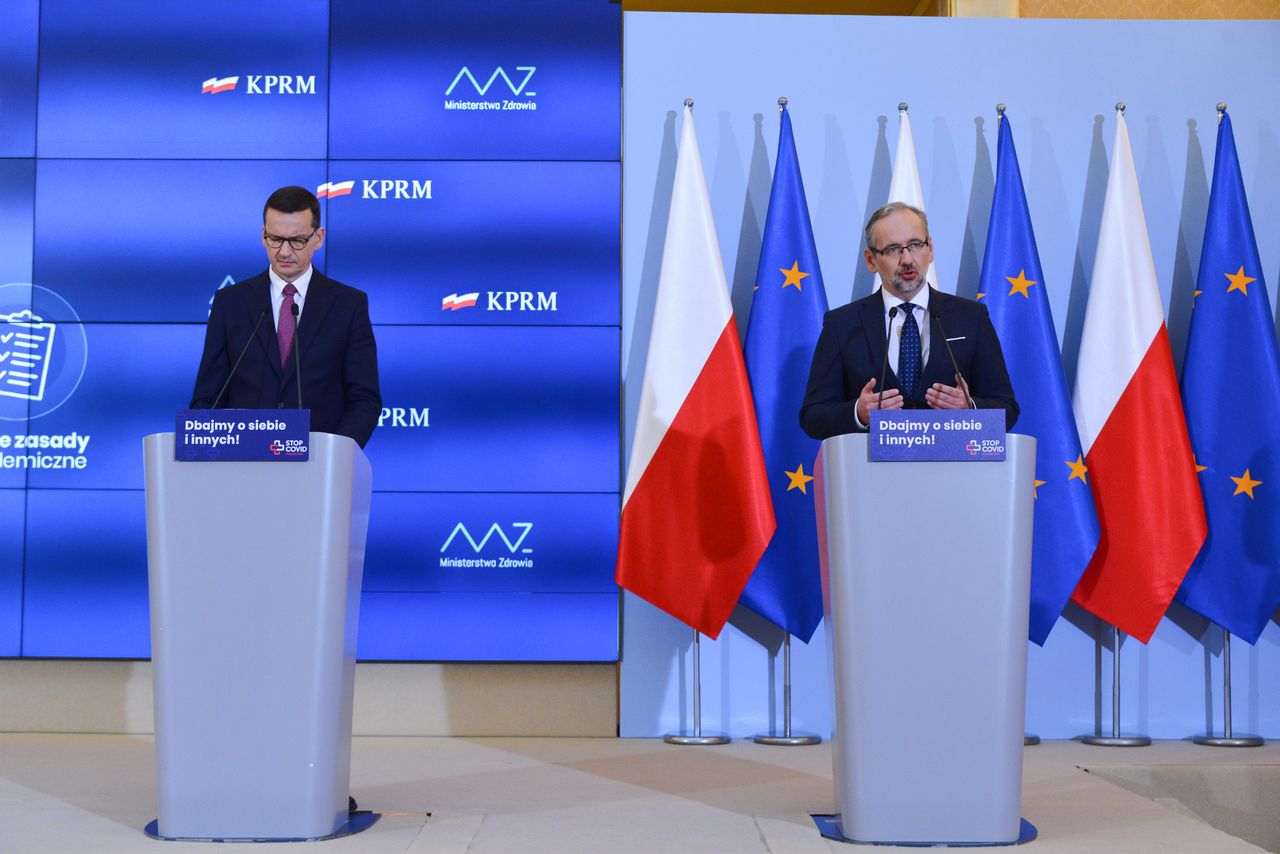 Warszawa, 8.10.20. KPRM, Konferencja premiera Mateusza Morawieckiego i ministra zdrowia Adama Niedzielskiego; n/z: Adam Niedzielski i Mateusz Morawiecki,