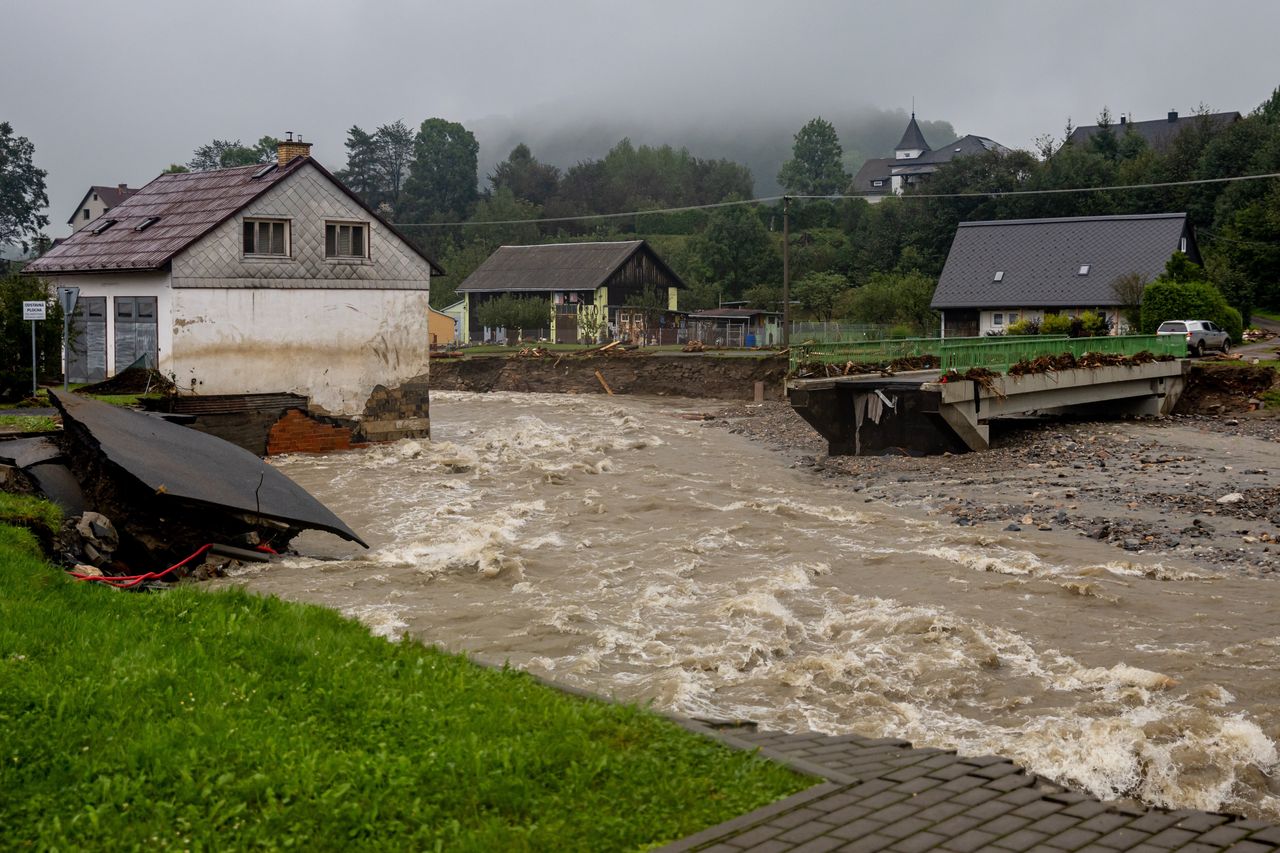 Floods in the Czech Republic. First looting reported.