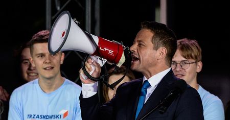 Najnowszy sondaż. Rafał Trzaskowski powinien zmienić szyld? Wyborcy podzieleni