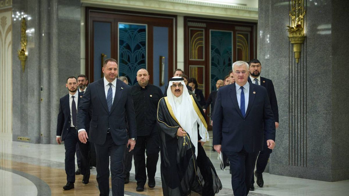 Ukrainian and US delegations start talks in Jeddah
JEDDAH, SAUDI ARABIA - MARCH 11: (----EDITORIAL USE ONLY - MANDATORY CREDIT - 'UKRAINIAN PRESIDENCY / HANDOUT' - NO MARKETING NO ADVERTISING CAMPAIGNS - DISTRIBUTED AS A SERVICE TO CLIENTS----) Head of the Office of the President of Ukraine Andriy Yermak (L) attends the meeting between the Ukrainian and US delegations in Jeddah, Saudi Arabia, to discuss issues related to ending the Russian-Ukrainian war, on March 11, 2025. (Photo by Ukrainian Presidency / Handout/Anadolu via Getty Images)
Anadolu
international relations, russia-ukraine war, geopolitical discussions, peace talks, negotiations, us delegation, international cooperation, presidential office, officials, representatives, delegation, diplomatic efforts, ukrainian delegation, conflict resolution, diplomats