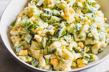 Sałatka z pora z 3 składników. Prosta, a znika w mig