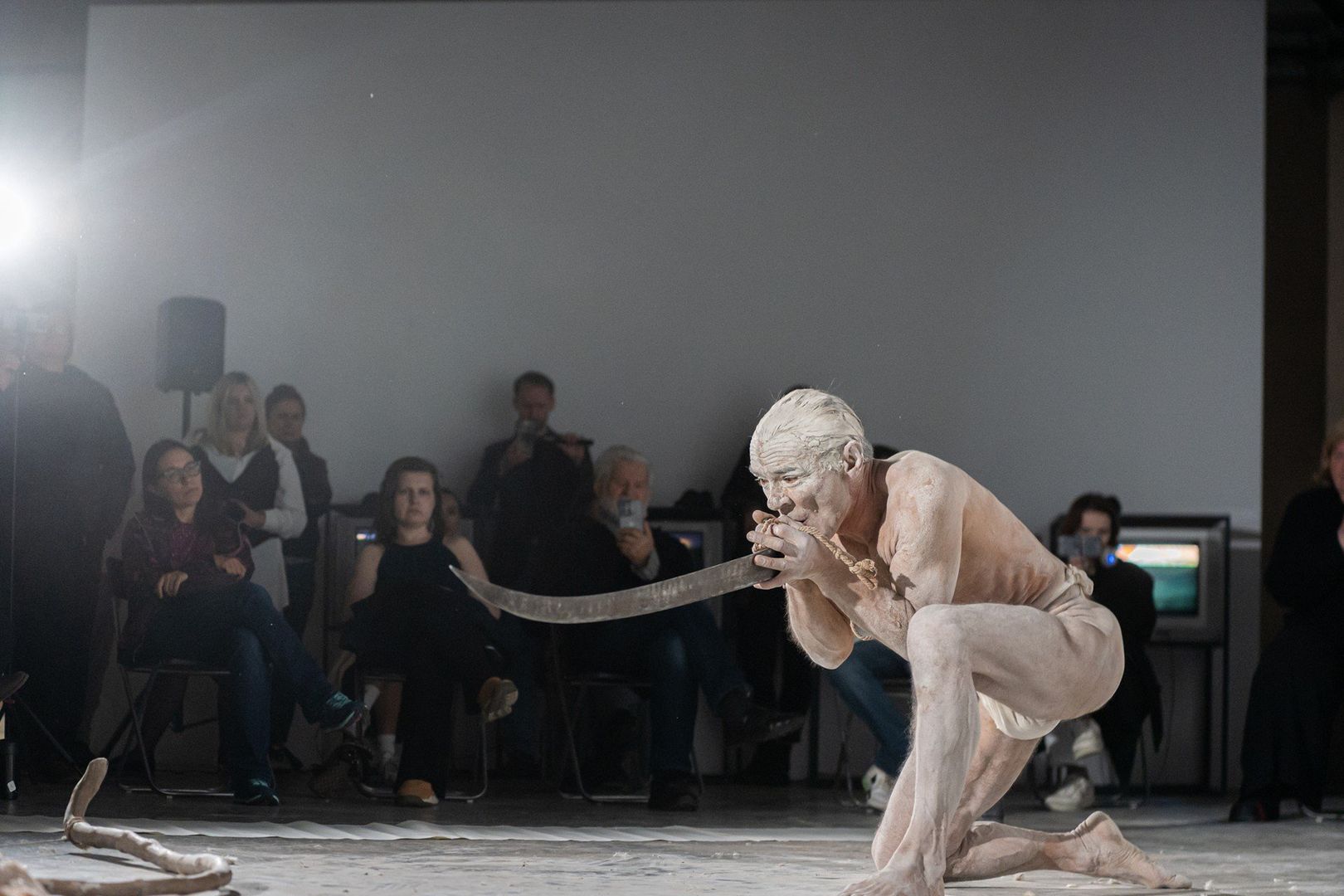 Performans &#34;Przez&#34; miał się odbyć na Rynku Kościuszki, jednak został przeniesiony do Galerii Arsenał elektrownia. Benas Šarka zaprezentował performans inspirowany dramatem „Król Lear” Williama Szekspira. 