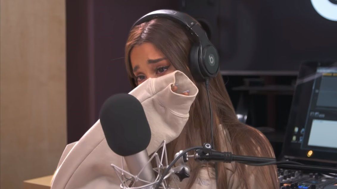 Smutna Ariana Grande w studiu nagraniowym