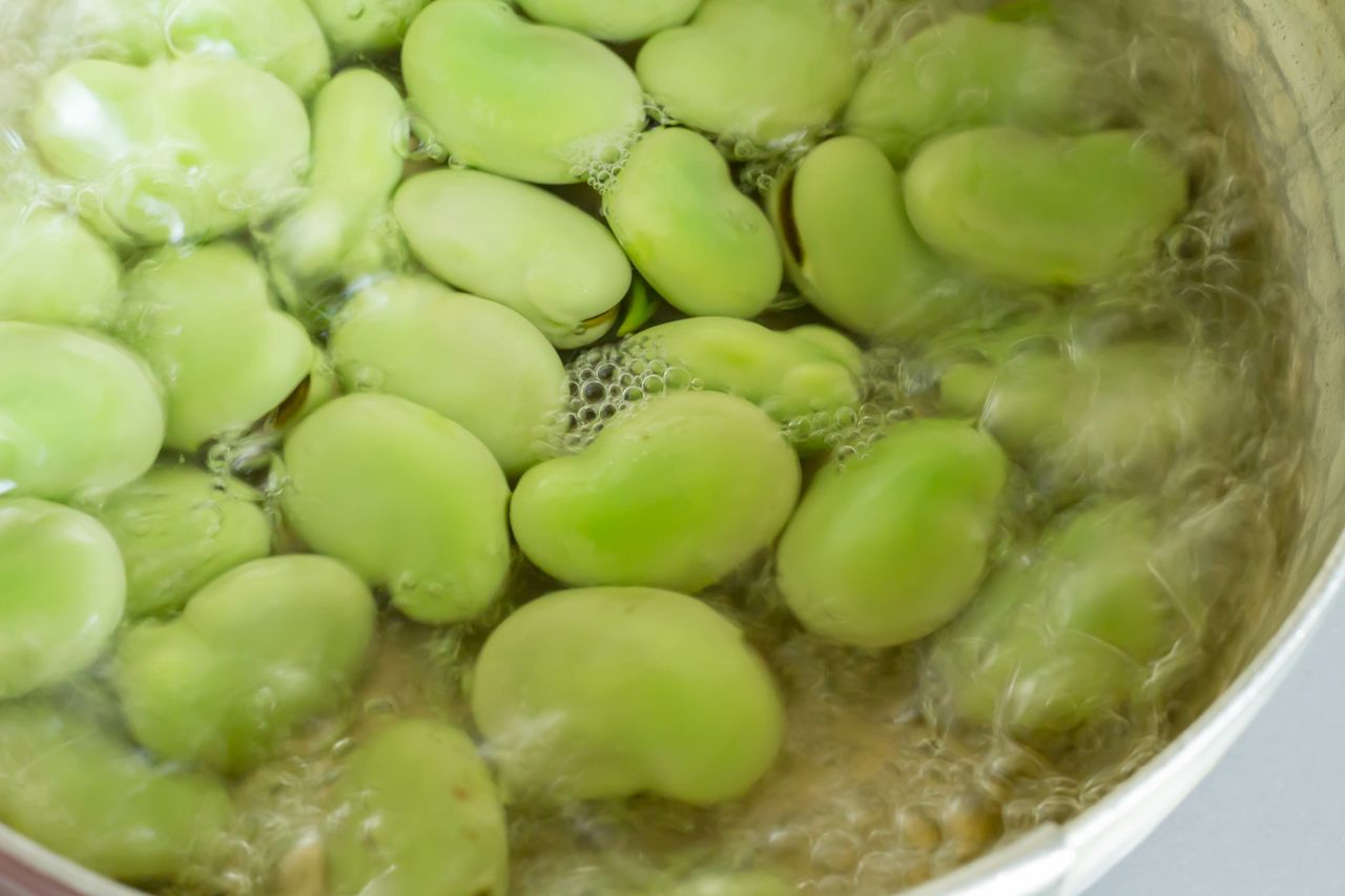 How to cook broad beans to retain their nutritional value?