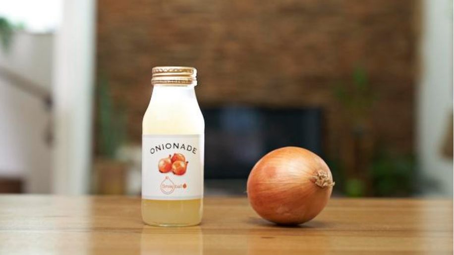 Producent zachwala swój sok z cebuli: zdrowy, tani, naturalny