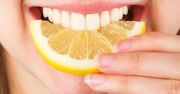 Wybielisz zęby w domu za mniej niż 40 złotych. Oto kilka niezbędnych produktów