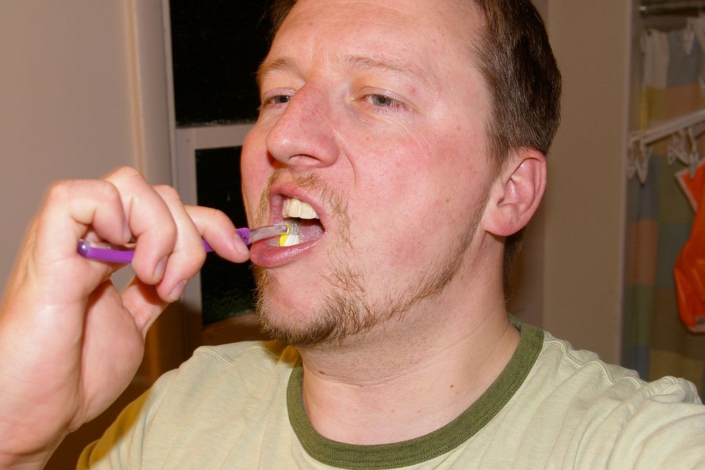 5 przerażających skutków niemycia zębów