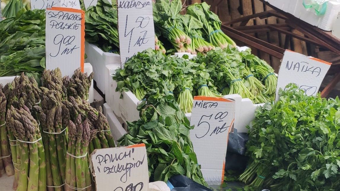 Na bazarze przy Hali Mirowskiej pół kg szparagów kupimy za 9 zł