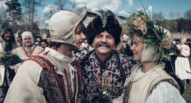 Bartłomiej Topa i Katarzyna Herman w serialu Netfliksa "1670". Jest zwiastun i data premiery