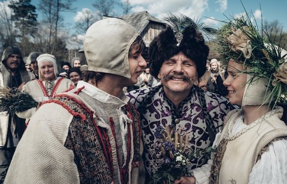 Bartłomiej Topa i Katarzyna Herman w serialu Netfliksa "1670". Jest zwiastun i data premiery