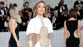 Gala MET 2023. Olivia Wilde spaliła się ze wstydu? Inna gwiazda przyszła w takiej samej sukience... (ZDJĘCIA)