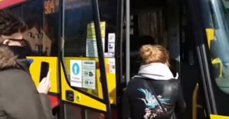 Kierowca autobusu wyrzucił pasażera, bo nie miał maseczki. Nagranie z Wrocławia