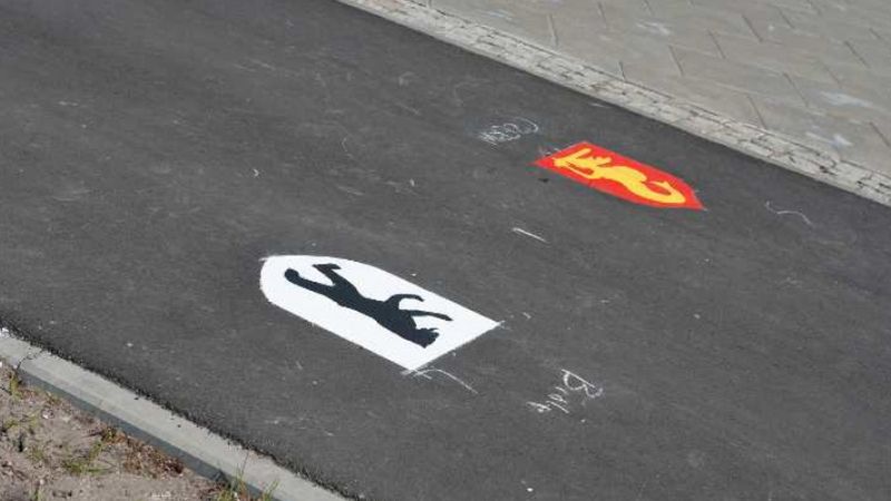 Herby Warszawy i Berlina zatopiono w asfalcie.