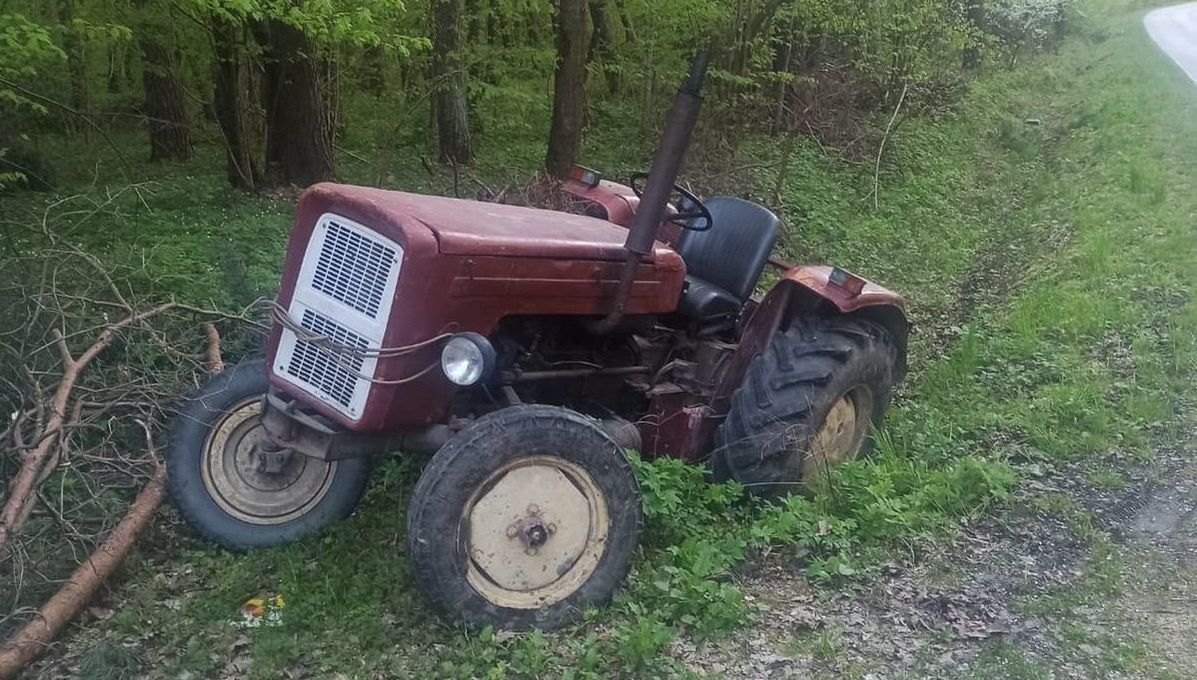 Mężczyzna spadł z ciągnika, a później wpadł pod jego koła