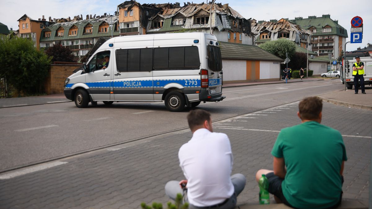 Ząbki, 04.07.2025. Spalone budynki mieszkalne w podwarszawskich Ząbkach, 4 bm. Pożar na poddaszu jednego z budynków wybuchł w czwartek 3 bm. ok. 19:00. Wg Straży Pożarnej ogień strawił cały dach obiektu w kształcie litery U, spłonęły też wszystkie lokale mieszkalne na czwartej kondygnacji. Pożar dotknął ponad dwieście lokali, zamieszkanych przez ponad pięćset osób. (jm) PAP/Leszek Szymański