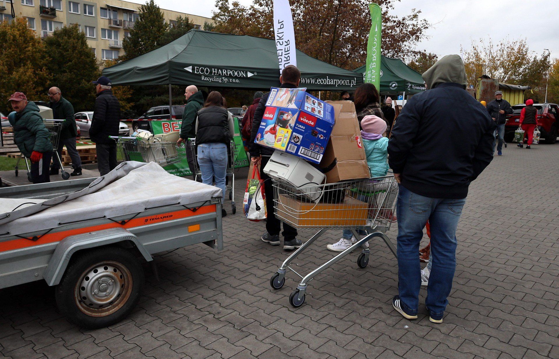 Worki pełne makulatury i elektrośmieci zamieniali na młode drzewka - mieszkańcy Lublina tłumnie pojawili się w sobotę na parkingu przy ul. Nałkowskich 230, by wziąć udział w kolejnej odsłonie proekologicznej akcji organizowanej przez Kurier Lubelski i Regionalną Dyrekcję Lasów Państwowych. Jesień to doskonały czas na sadzenie - a także na dobre nawyki.