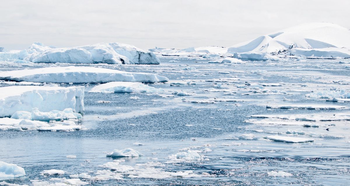 Najbardziej niepokojącym zjawiskiem w ubiegłym miesiącu był niezwykle mały zasięg pokrywy lodu morskiego Antarktydy 
