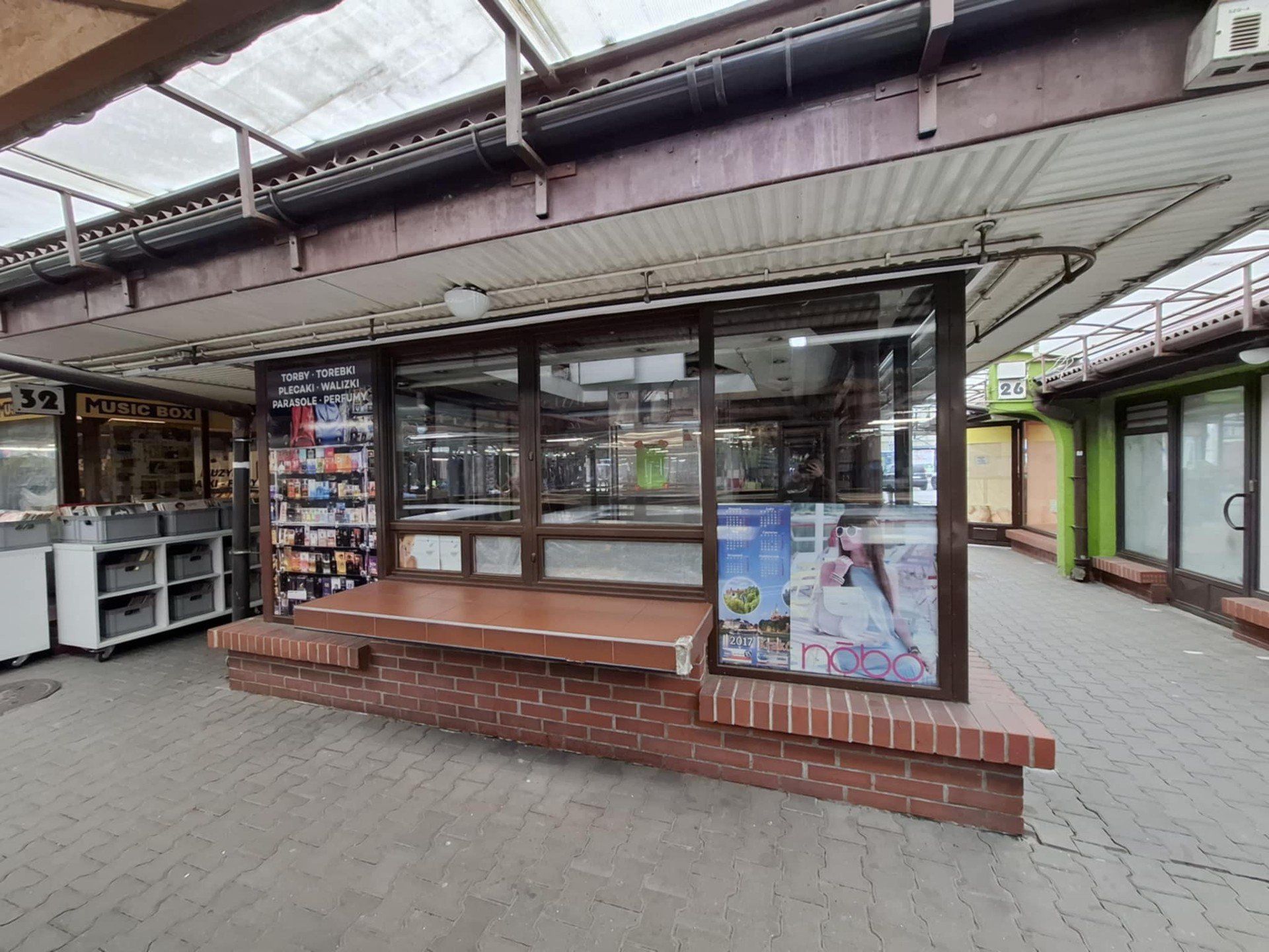 Nowa &#34;budka&#34;, a właściwie kiosk, i to stacjonarny, Filipa Chajzera pod Halą Targową w Krakowie. Jeszcze zamknięte!