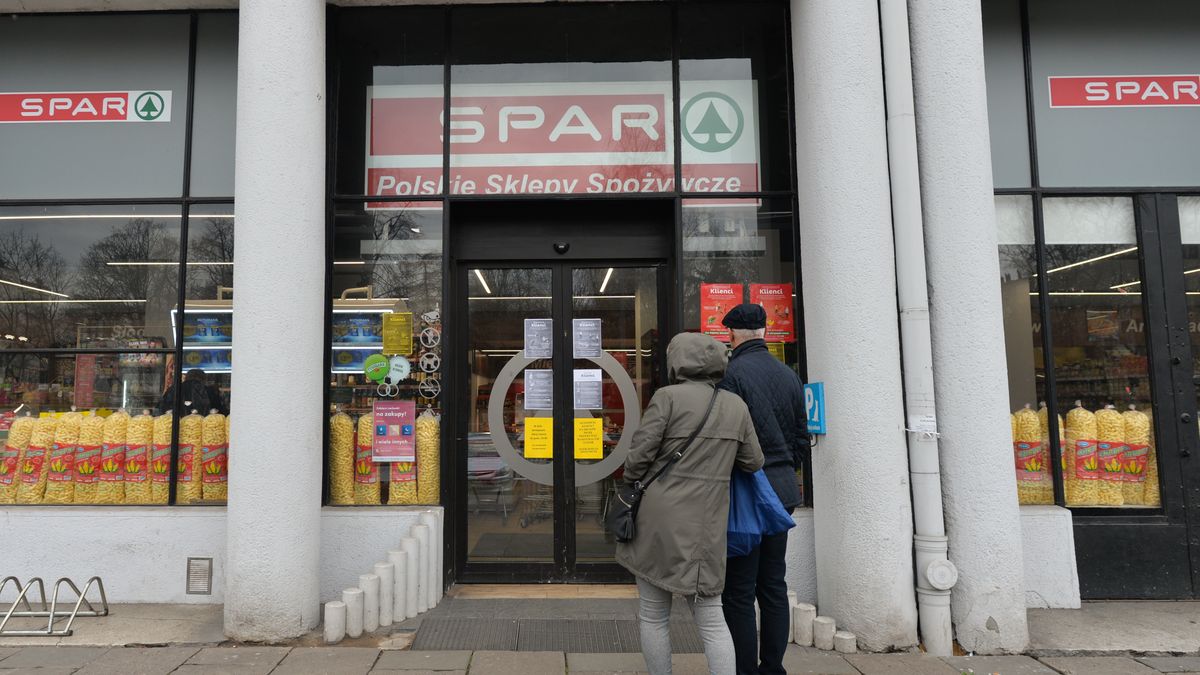 A couple awaiting to enter a SPAR shop in Nowa Huta as only 8 people are allowed at the same time inside the shop. 
Mateusz Morawiecki, the Prime Minister of Poland announced yesterday evening an Epidemic Emergency State in Poland.
WIth another 27 new cases of coronavirus in Poland by 5pm, raising the total count to 452, schools will remain closed until Easter.  
On Saturday, March 21 2020, in Krakow, Poland. (Photo by Artur Widak/NurPhoto via Getty Images)