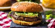 Hamburger wołowy z ostrym sosem remoulade