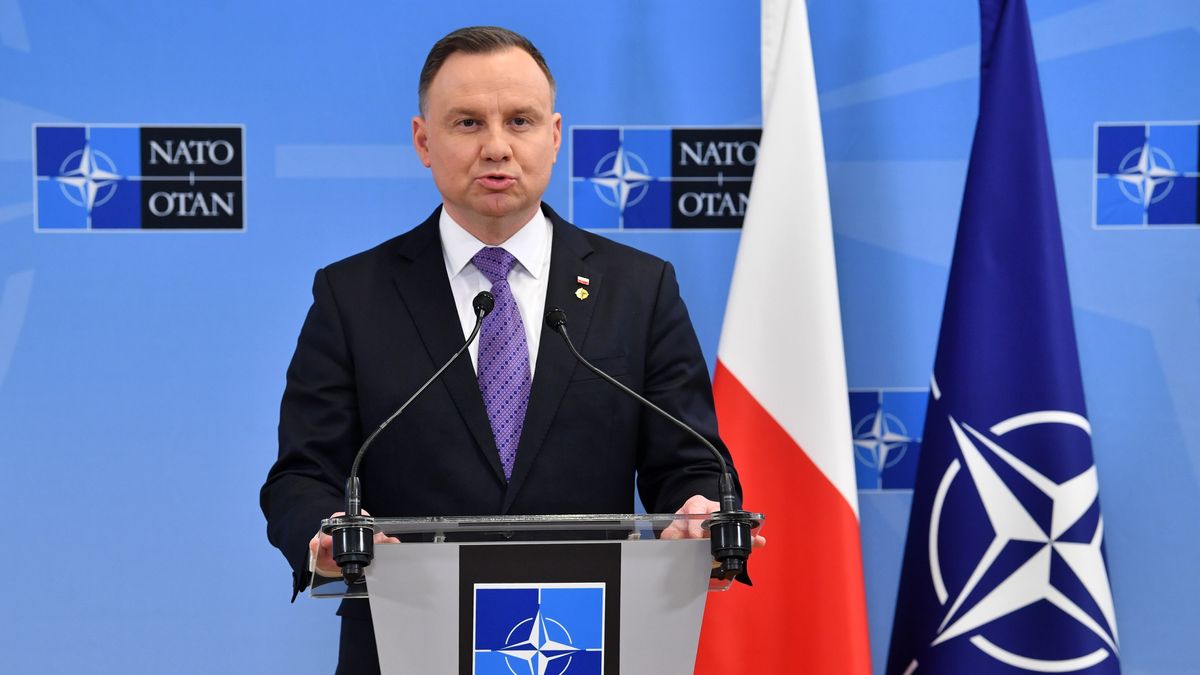 Samolot z Andrzejem Dudą lądował awaryjnie 