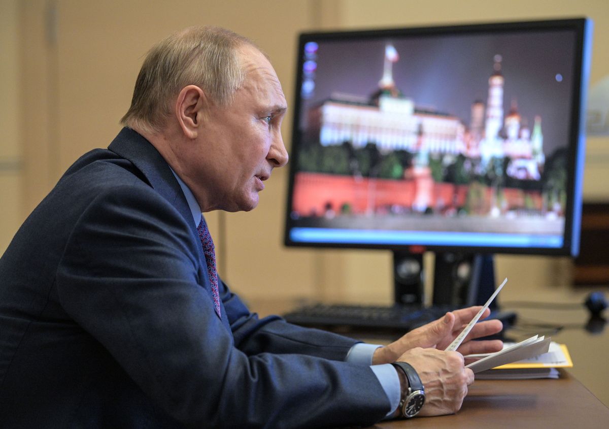 Prezydent Rosji Władimir Putin (na wyświetlaczu Kreml)