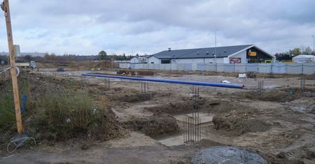 Na wylocie z Lublina trwa budowa nowego parku handlowego. Obok niego działa już Biedronka i Aldi