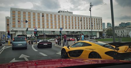 Bugatti Chiron, McLaren P1 i wiele innych egzotyków w Warszawie. Takie widoki cały wieczór!