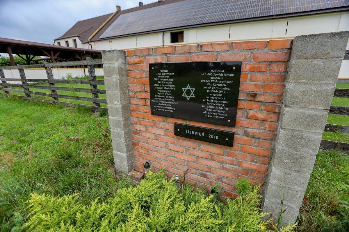 Tablica upamiętniająca więźniarki z FAL Kurzbach.