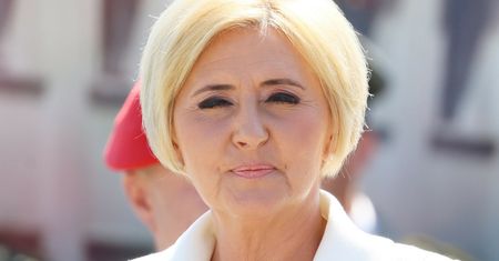 Włożyła kreację jak sprzed lat. Pstrokaty wzór raził w oczy
