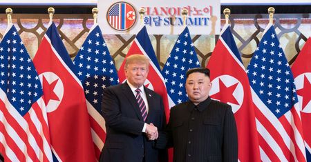 Trump łasi się do Kima. Ratuj się, kto może
