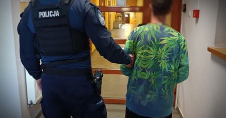 Rozbił samochód i uciekł. W środku zostawił ciało pasażerki
