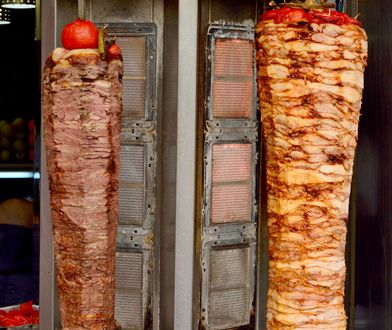 Surowe mięso wysłane kurierem. Trafiło do łódzkiej restauracji z kebabem