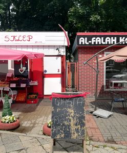 Sprzedawcy-patrioci sąsiadują z kebabem. Tak polski śledź żyje z ostrą baraniną