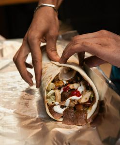 "Ja tego nie jem. Boję się". Pracownik lokalu z kebabem o "wołowinie", która ląduje w bułce